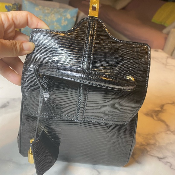 Celine 16 Mini 7 X 6 X 4 IN
LIZARD
REMOVABLE LEATHER STRAP WITH 19 IN (48 CM) - Picture 3 of 5